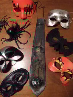 Masken Fr.4-6.-, Krawatte Fr.5.-, Spinnen Fr.1.50/3.-