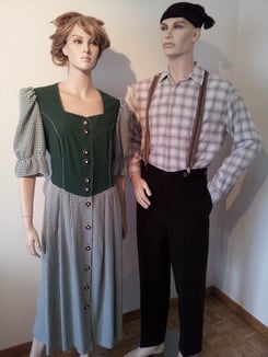 Landhaus- Witrtsleute/ Bauer Herrenhose (dunkelbraun) ca.Gr.L, Fr.14.-, Zipfelmütze gestrickt,Fr.3.50 DAMENKLEID nicht mehr im Sortimen!