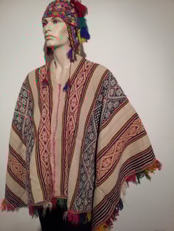 Poncho und Strickmütze, 29.-