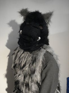 Der Wildschweinkopf ist zu tragen wie ein Hut.ist sehr leicht und weich.Gesicht bleibt verdeckt durch sehr feines Stofftuch.Durchs Tuch sehr gute Sicht.Kann auch ohne diesesTuch getragen werden. 2Stk.am Lager