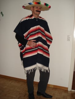 Original Mexikaner-Poncho Fr.27.- Auch in blau erhältlich. Mit Sombrero Fr.32.-