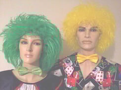 Perücken (auch in orange erhältlich), Fr. 6.-, Fliegen Fr. 3.-