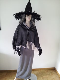 Umhang Fr.13.-,Hexenhut Fr.7.-, Handschuhe mit Silbernägel Fr.3.50