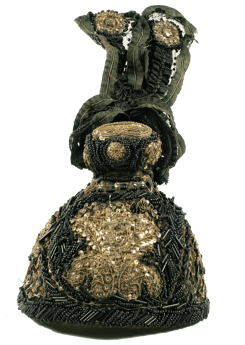 Halbgoldhaube aus schwarzem Flor mit Goldstickerei und schwarzen Glasperlen- und stiftchen bestickt. Linzer Form um 1830. (Inv. Nr. F 05075. Land Oberösterreich. Sammlung Volkskunde und Alltagskultur)