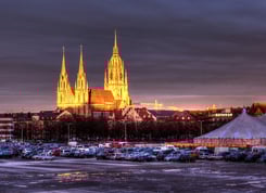 Die Paulskirche in München im letzten Licht des Tages - kurz nach einem Regenschauer
