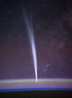 Spektakuläres Foto des Kometen Lovejoy C/2011 W3 fotografiert von Dan Burbank, NASA Astronaut auf der ISS am 22.12.2011. (wikipedia/Nasa).