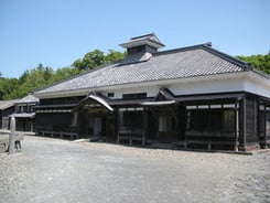 写真Wikipedia　北海道札幌市厚別区の「開拓の村」に移築された鰊御殿「旧青山家」　＠タクナワン