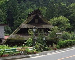 写真Wikipedia　兜造りの古民家　＠fitm