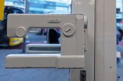 Laden-Türgriff als Nähmaschine