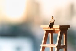 家族のことに想いを馳せている人のミニチュアモデル