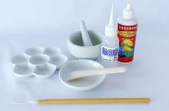 ダイブロット99の専用備品、薬品セット。筆、ヘラ、すり鉢、小鉢、花型皿、漂白剤、トリプラーゼのセット。黄変取りに使うことで効果大