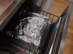 材料をホイルに包む