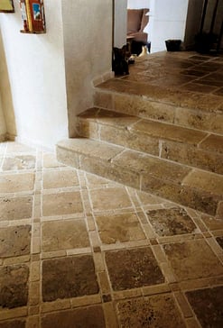 Marmo Travertino Chiaro e Travertino Noce per pavimento e scala