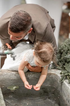 Ein Mann mit einem kleinen Mädchen bei einem Willkommenfest