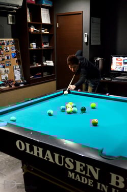 テーブルはオルハウゼン。撞いているのは羅立文