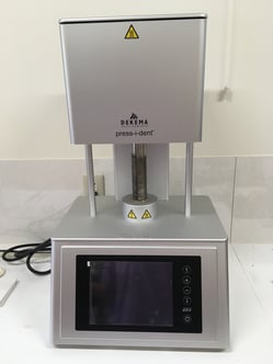 岐阜県多治見市の歯科技工所トーノーデンタルラボラトリーでは、KDFデンケンハイデンタル社、DEKEMA社等3台のポーセレンファーネスを使い、ジルコニア、eプレス、メタルボンド等の様々な症例に対応しております。