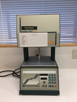 岐阜県多治見市の歯科技工所トーノーデンタルラボラトリーでは、KDFデンケンハイデンタル社、DEKEMA社等3台のポーセレンファーネスを使い、ジルコニア、eプレス、メタルボンド等の様々な症例に対応しております。