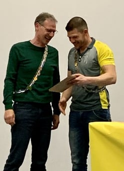 Adi Meier ehrt den MR-Obmann Paul mit der Urkunde zum Ehrenmitglied des TV