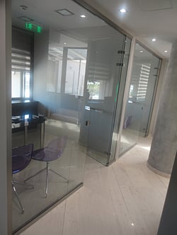 Διαχωριστικά γραφείου από τζάμι, διαχωριστικό γραφείου γυάλινο