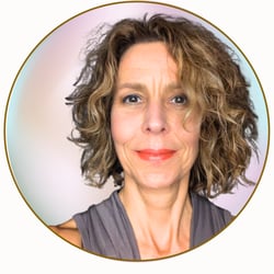 Dr. Meike Wulf Gründerin und zertifizierte Yoga-Lehrerin der Yoga Laube lädt dich zur gratis Online-Yogastunde und einem Kennlerngespräch ein. Das Yoga-Angebot ist online und in Braunschweig und will Menschen in Umbruchphasen mit Yoga unterstützen.