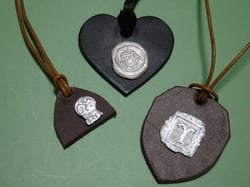 皮と銀のペンダント