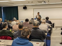 多くの参加者の前で講演する小西代表