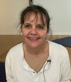 Frau am Wasser, deren Haare vom Wind verweht werden