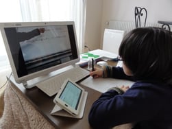 塾超の授業を大画面で見ながらタブレットはテントレやメールを担当、かっこいい！