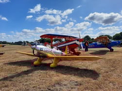 Die Modell-Ryan im Vergleich zu einer original großen Pitts S-1 und einer Piper PA-18