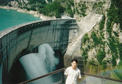 会社員時代。会社にご縁のある黒部ダムにて。