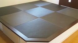 チャコールグレー