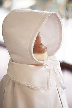 Bonnet baptême bébé garçon coton blanc Fil de Légende. Magasin vêtements de baptême Paris, Neuilly-sur-Seine. Envois dans toute la France.