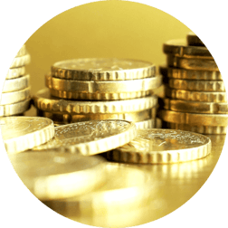 Familie beim Tollen mit Umzugskisten