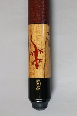 バットエンドキャップに銘を入れているマクダーモット