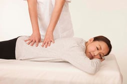 施術を受ける女性