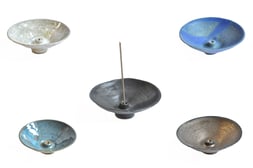 Kollektion der beliebten Shoyeido Keramik Räucherstäbchenhalter in verschiedenen Glasuren passend für die Räucherstäbchen "Natur & Tradition" von Shoyeido. In Handarbeit ( Handgetöpfert) hergestellt, jedes ein Unikat.