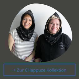 Anita Meier und Renate Fischer tragen hier die Chappuze aus der Kollektion Winter. Sie gibt warme Ohren und einen geschützten Hals. Die Wendekappuze ist in diversen Farben erhältlich.