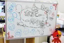 あるてぃー１周年のデザインをホワイトボードに描いた画像