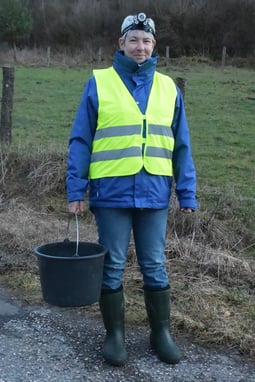 Tanja-Burggraf-Kuehl im Arbeitseinsatz für Amphibien Foto: Marion Zöller