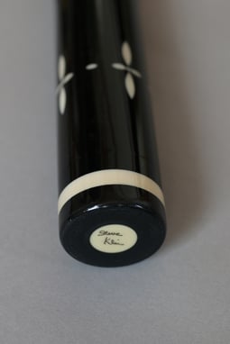 バットエンドキャップ底面に銘を入れているスティーブ・クレイン