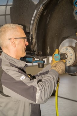 Kfz Mechatroniker im Autohaus