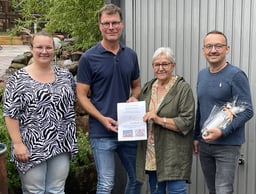 Gerda Blauth mit Tochter Anne (l.), Alexander Huhn (2.v.l.) und Jochen Kassel (r.)