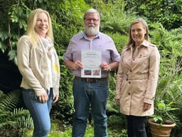 Peter Klepin mit Cornelia Blauth (l.) und Eva Kress-Schirra (r.)