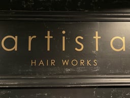 HAIR＆MAKE　artista　　24時間ネット予約が可能　駐車場有り　イルミナカラー導入