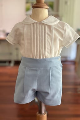 Ensemble cérémonie bébé garçon avec chemise manches courtes en lin brodé et short en coton bleu ciel. Magasin vêtements cérémonie enfants Paris, Neuilly-sur-Seine. 