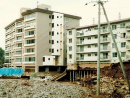 基礎が顕わになったマンション(札幌市南区)