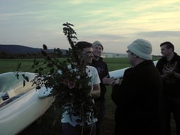 Claudio mit seinem A-Strauß und Fluglehrer