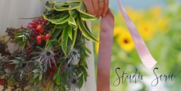 山梨県北杜市明野ひまわり畑でラスティックな雰囲気のブーケを持つ新婦様のフォトウェディング