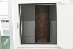 白壁や基礎の内側に新しく壁を設置することで  国の登録有形文化財を保存している