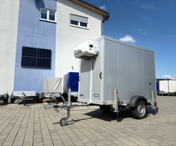 alt="Einachsiger Kühlanhänger, perfekt geeignet für den Transport temperaturempfindlicher Waren."  